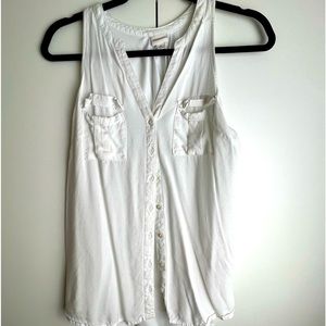 Sleeveless white dress button up with double pockets